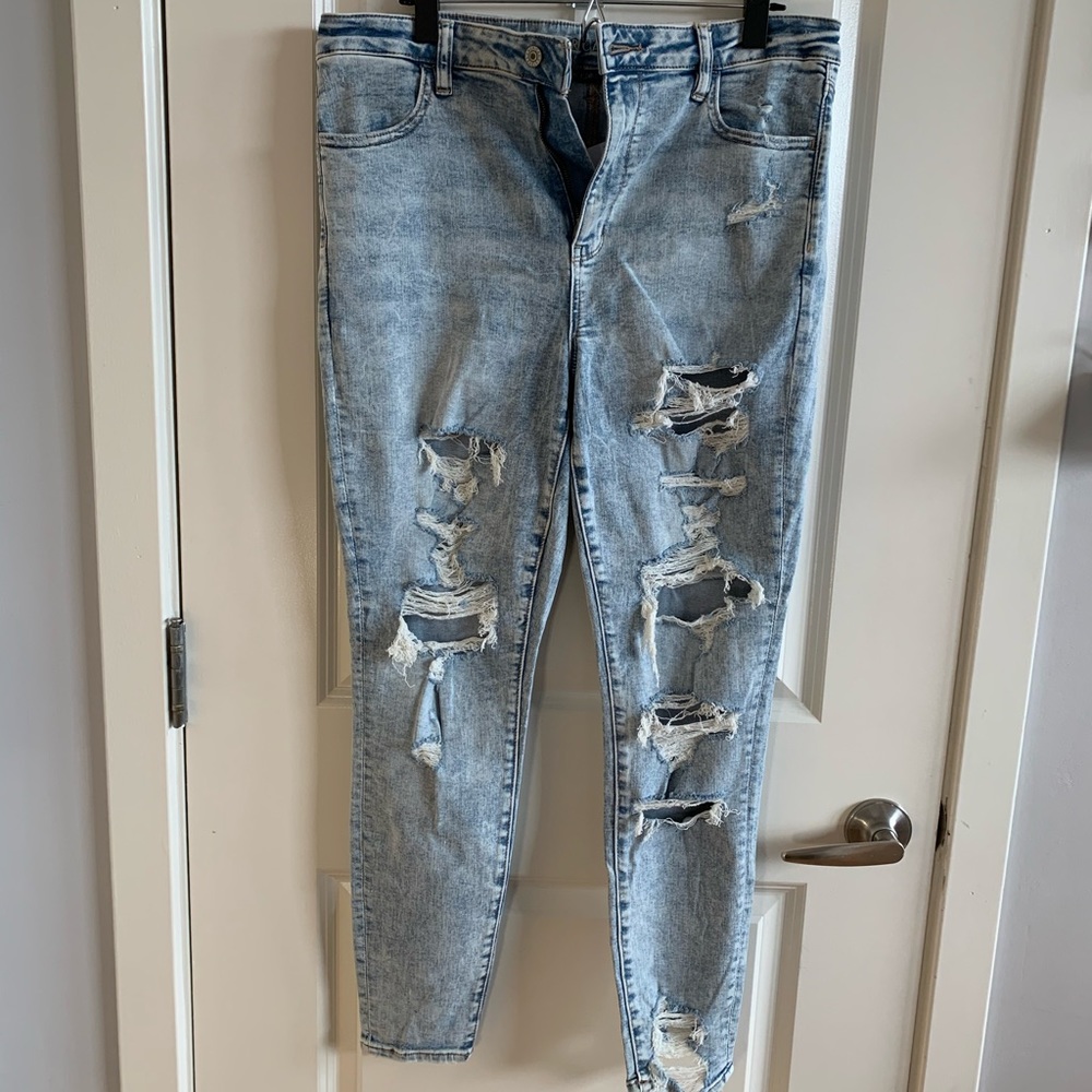 AMERICAN EAGLE DISTRESSED SKINNY JEANS new with tags!